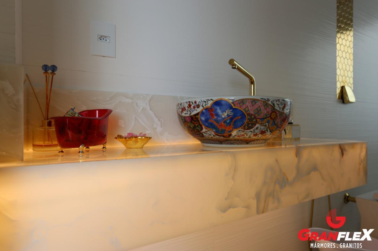 Bancada em ônix iluminada com cuba decorativa