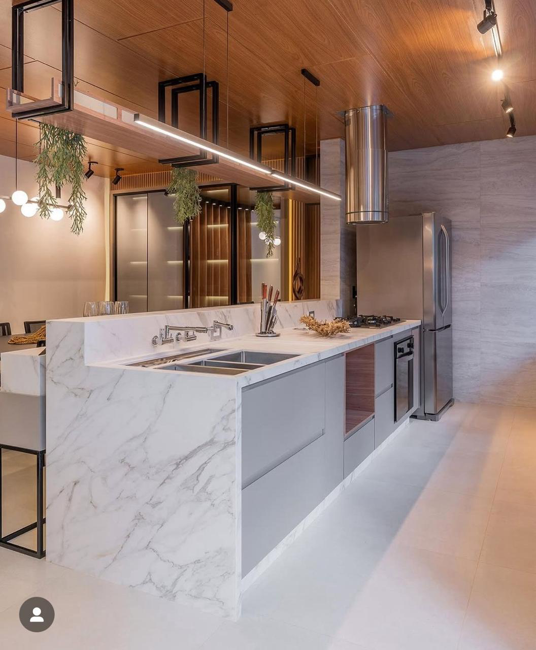Cozinha contemporânea com bancada em mármore branco